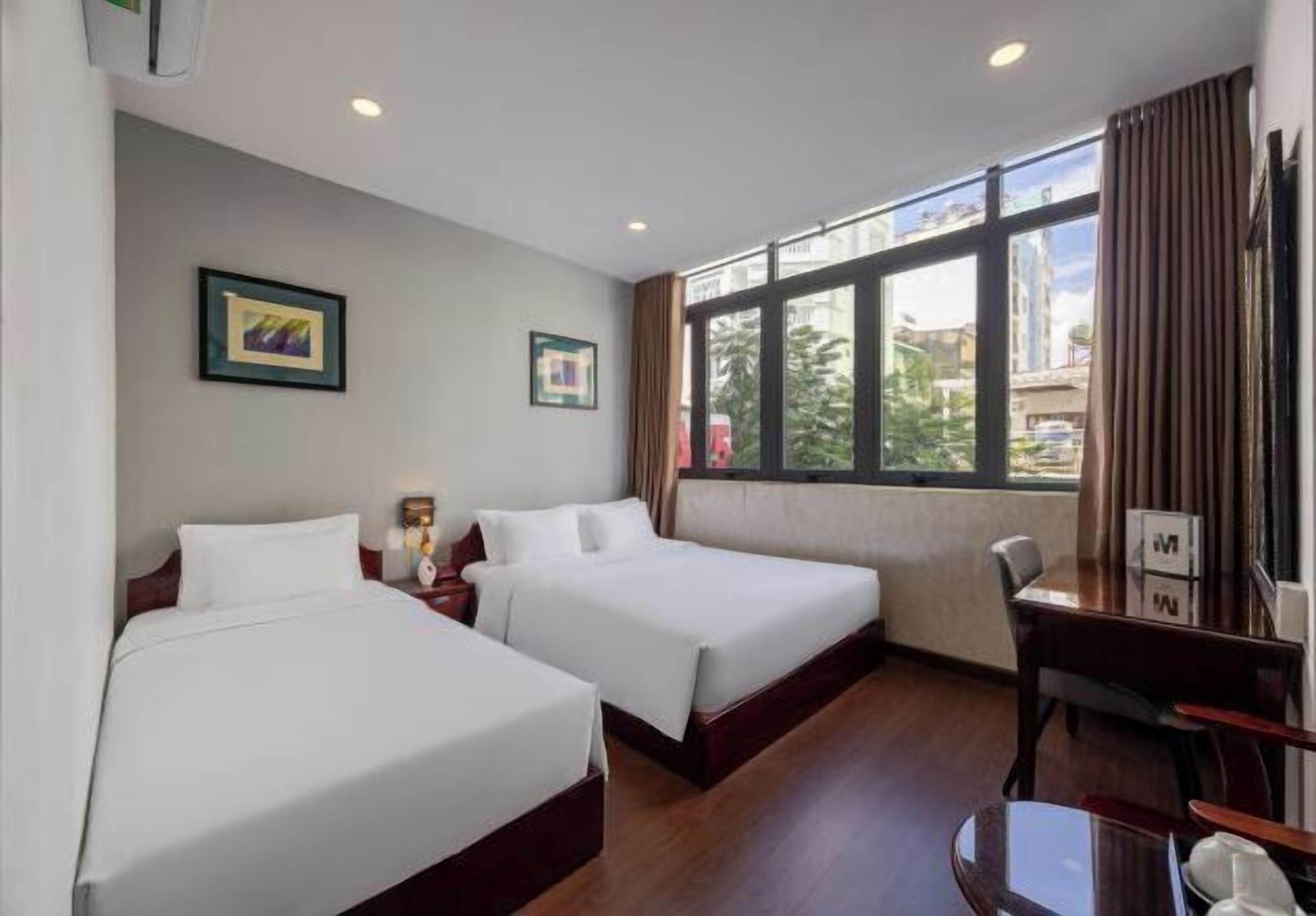 ميني بار وخزنة داخل الغرفة وستائر تعتيم ومكواة/لوح كي