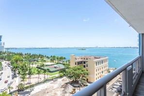 Apartment (3 Bedrooms) | Balcony
