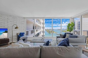 Apartment, 2 Schlafzimmer | Wohnbereich | 55-Zoll-Fernseher mit Digitalempfang, Netflix, Streaming-Dienste