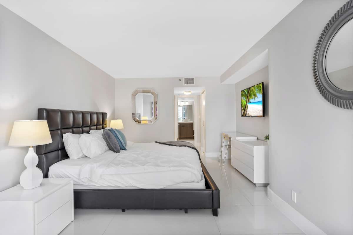 Apartment, 3 Bedrooms | Individually decorated, individually furnished, desk, iron/ironing board