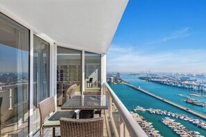 ดีลักซ์อพาร์ทเมนท์ (3 Bedrooms) | วิวระเบียง