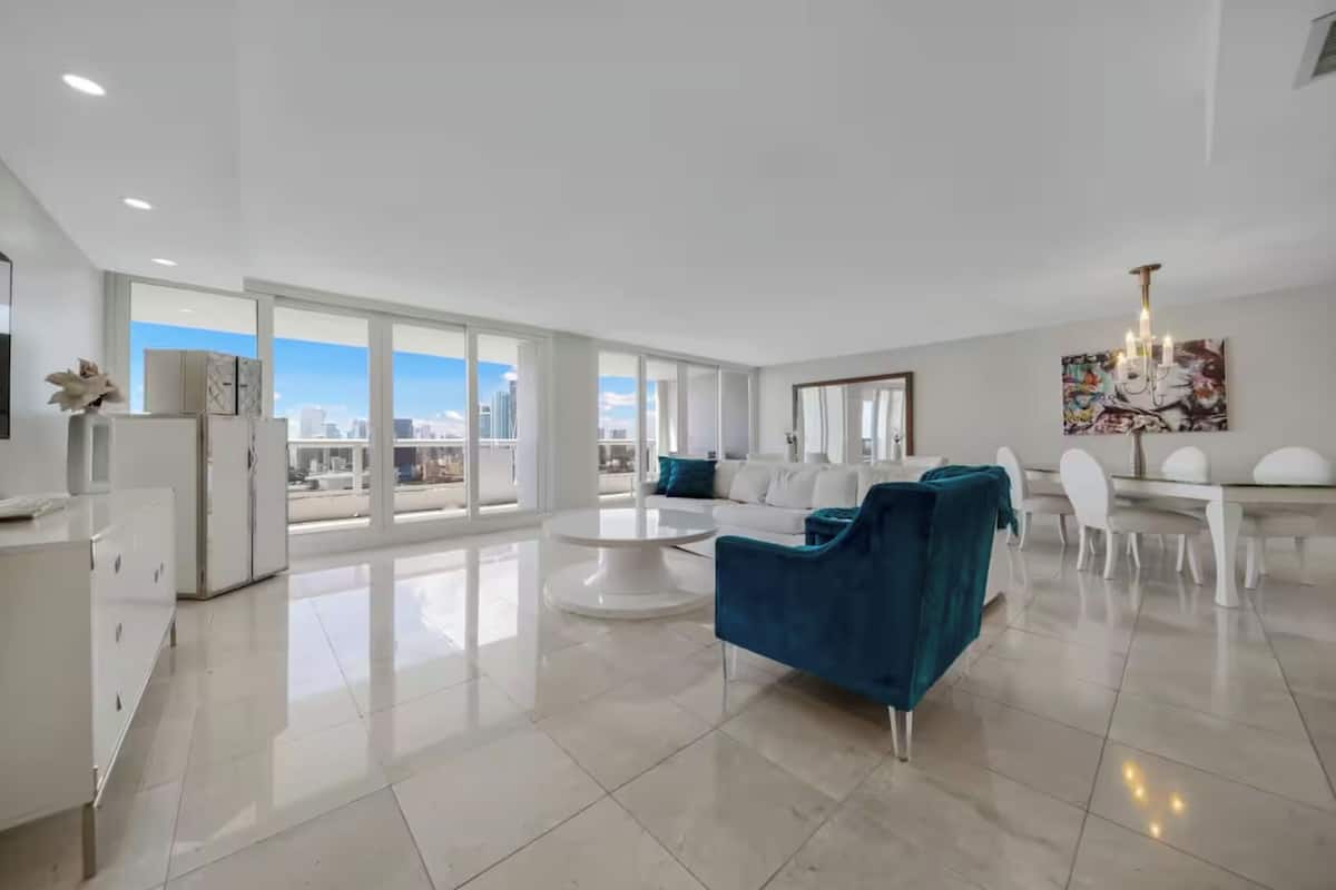 Penthouse, 2 Bedrooms | Ruang tamu | 55 inci televisyen dengan digital, Netflix, perkhidmatan penstriman
