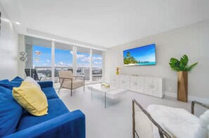 Apartamento, 2 quartos | Área de estar | TV 55 polegadas com canais digitais, Netflix, serviços de streaming