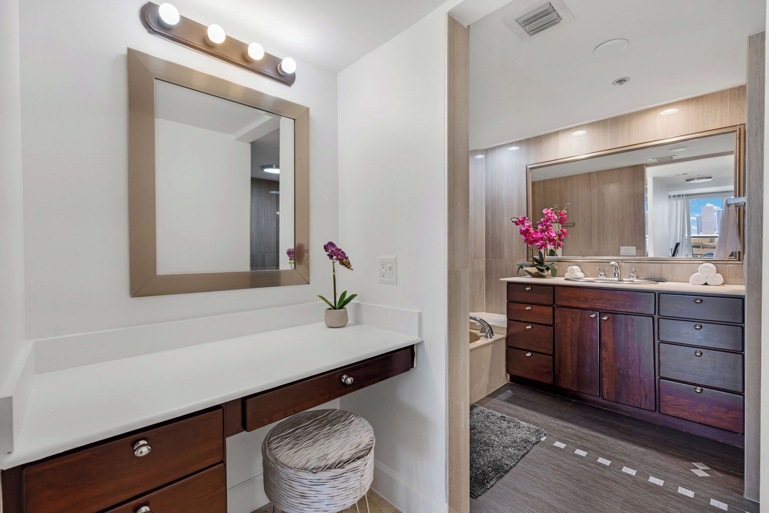Un bagno moderno con un mobile lavabo, uno specchio e un lavandino.