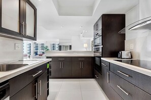 Apartamento, 2 quartos | Cozinha privada | Geladeira, micro-ondas, fogão, cooktop