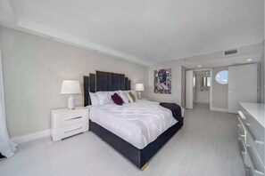 Apartamento, 2 quartos | Individualmente decorados, individualmente mobiliados, escrivaninha