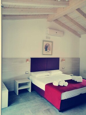 Bureau, chambres insonorisées, lits bébé (gratuits)