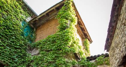 Cloitre - Innenhof des Priorats aus dem 12. Jahrhundert