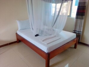 Desk, blackout curtains, free WiFi, bed sheets - Silent Cruise Resort (Mtwapa)