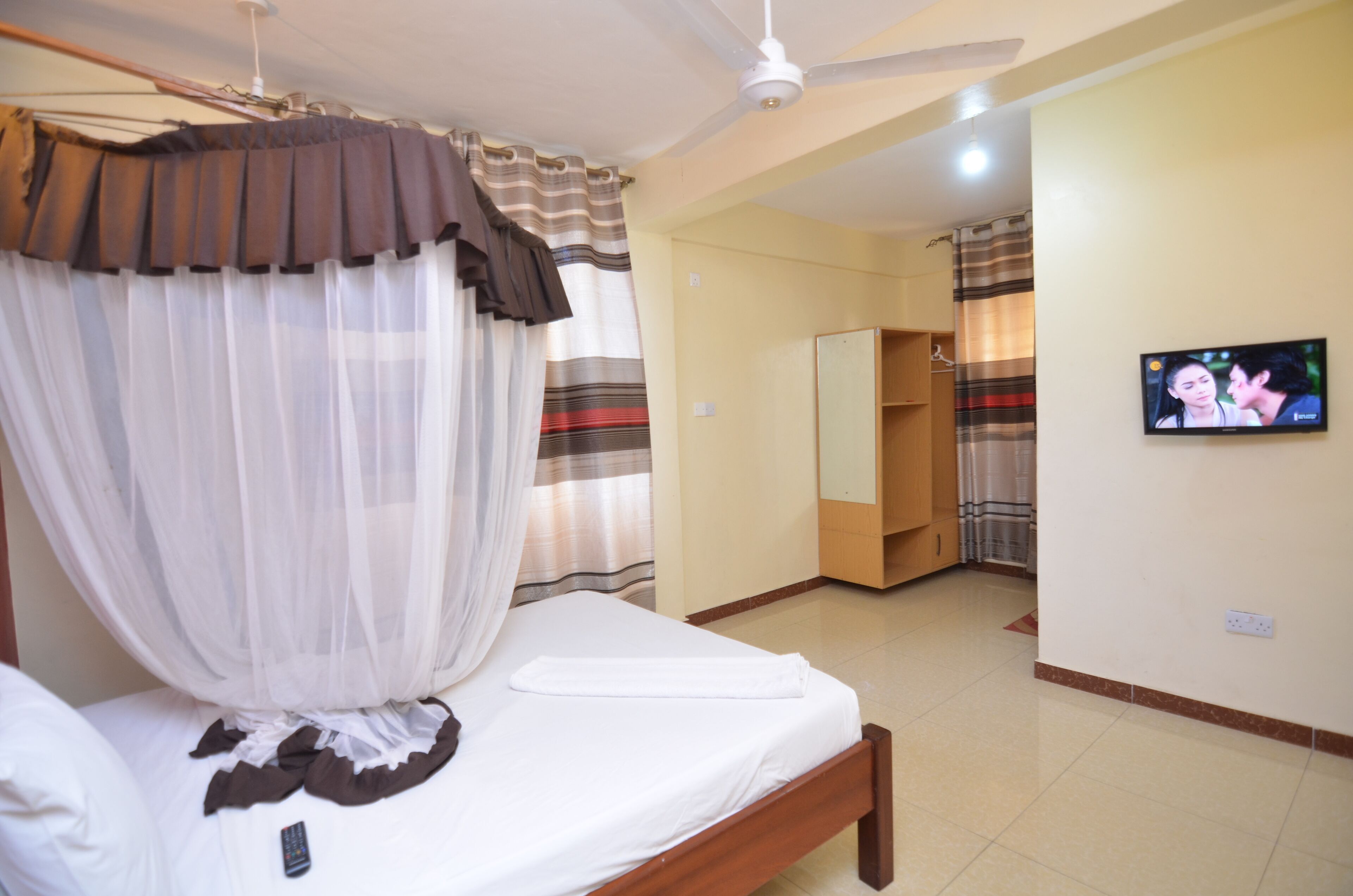 Escritorio, cortinas blackout, wifi gratis y ropa de cama 