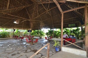 Breakfast, lunch, dinner served; local cuisine  - Silent Cruise Resort (Mtwapa)