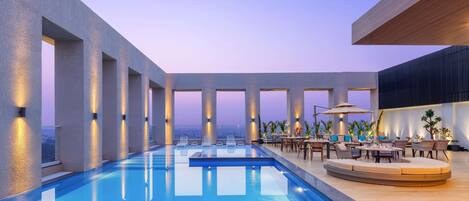 Piscine extérieure, parasols