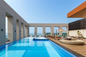 Una piscina al aire libre, cabañas de piscina gratuitas