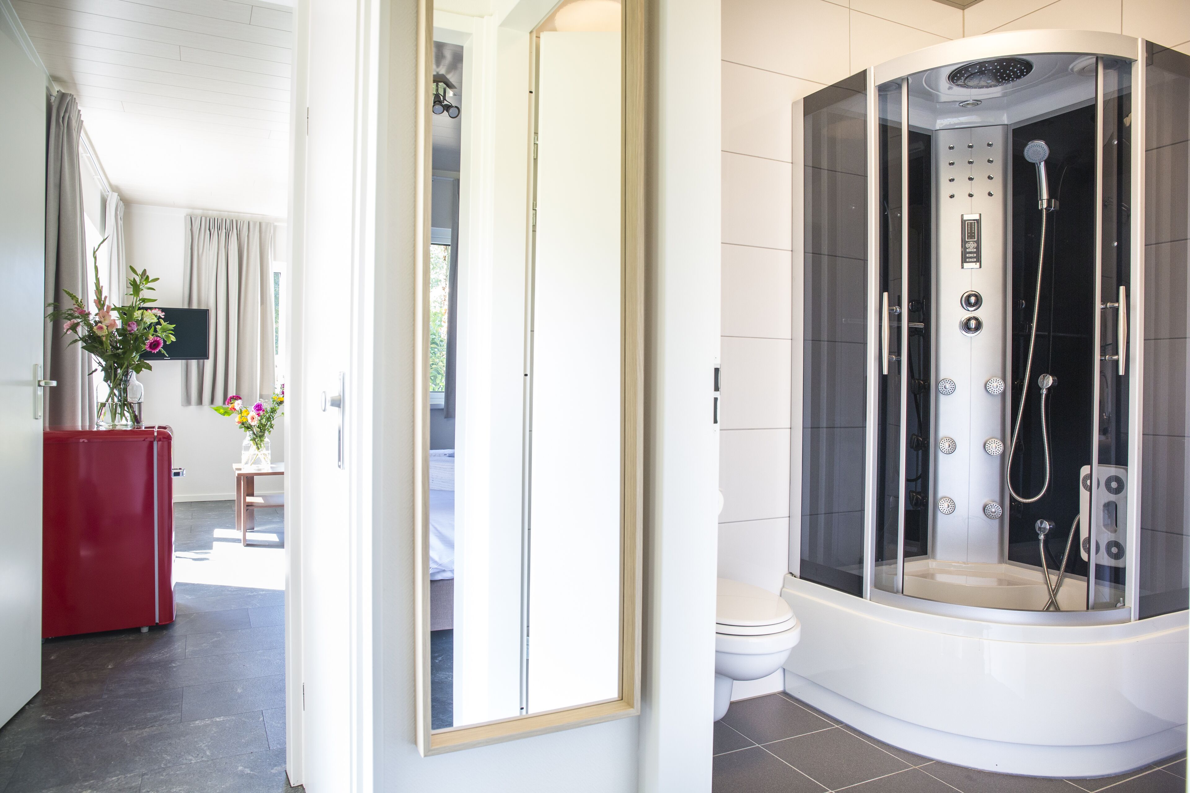 Deluxe-Ferienhütte, 1 Schlafzimmer, Terrasse, zum Garten hin | Badezimmer | Dusche, Hydromassagedusche, Handtücher, Toilettenpapier