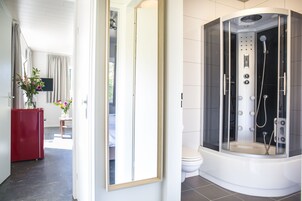 Cabana luxo, 1 quarto, terraço, no jardim | Banheiro | Chuveiro, ducha de hidromassagem, toalhas de banho, papel higiênico