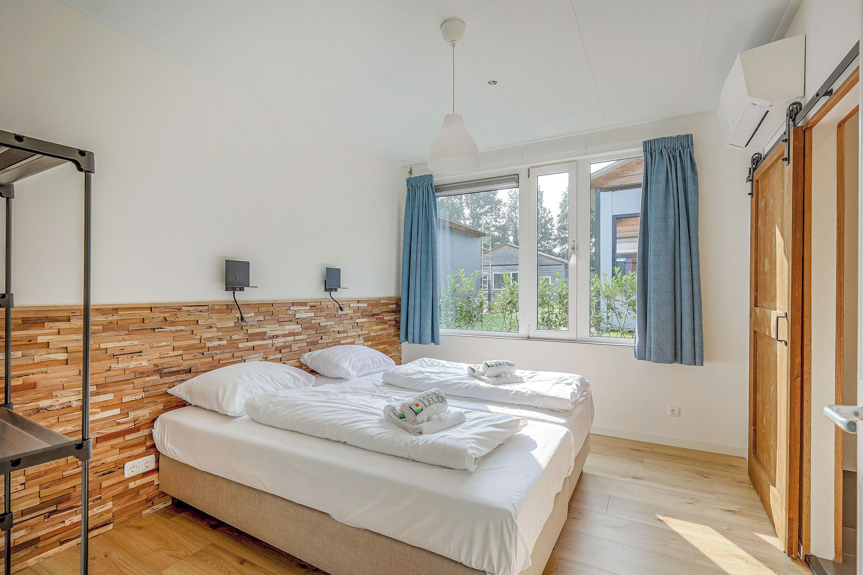 Comfort-hytte - 2 soveværelser - terrasse - have-område | Premium-sengetøj, individuel indretning, mørklægningsgardiner