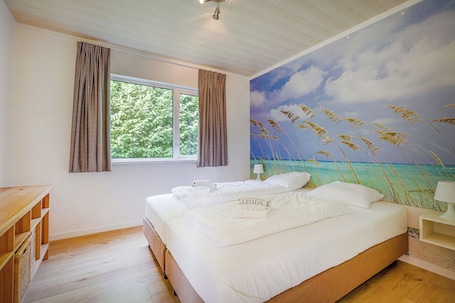 Ropa de cama de alta calidad, muebles diferentes y cortinas blackout