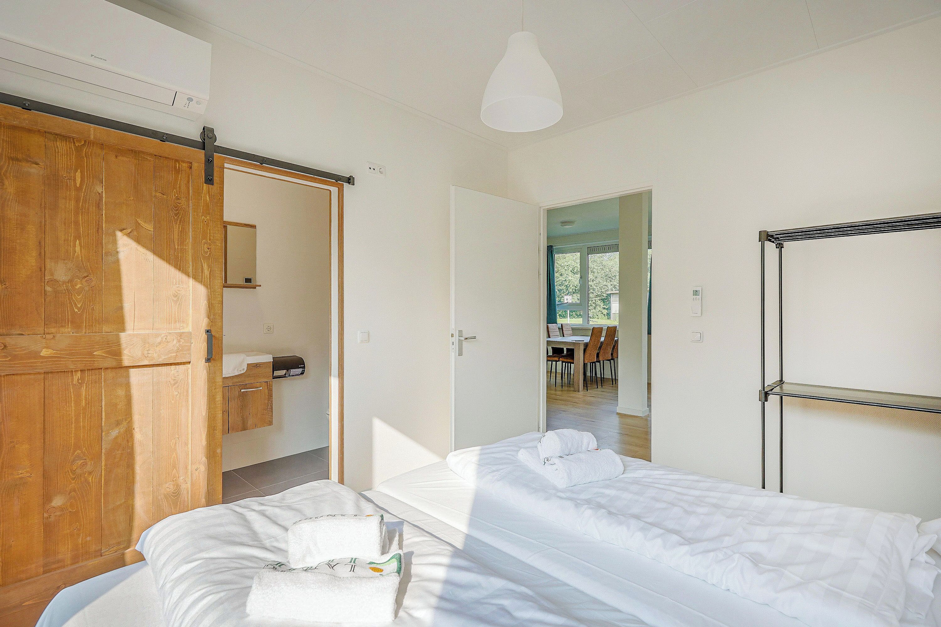 Deluxe huisje, 2 slaapkamers, terras, aan tuin | Luxe beddengoed, individueel gemeubileerd, verduisterende gordijnen