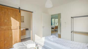 Deluxe huisje, 2 slaapkamers, terras, aan tuin | Luxe beddengoed, individueel gemeubileerd, verduisterende gordijnen