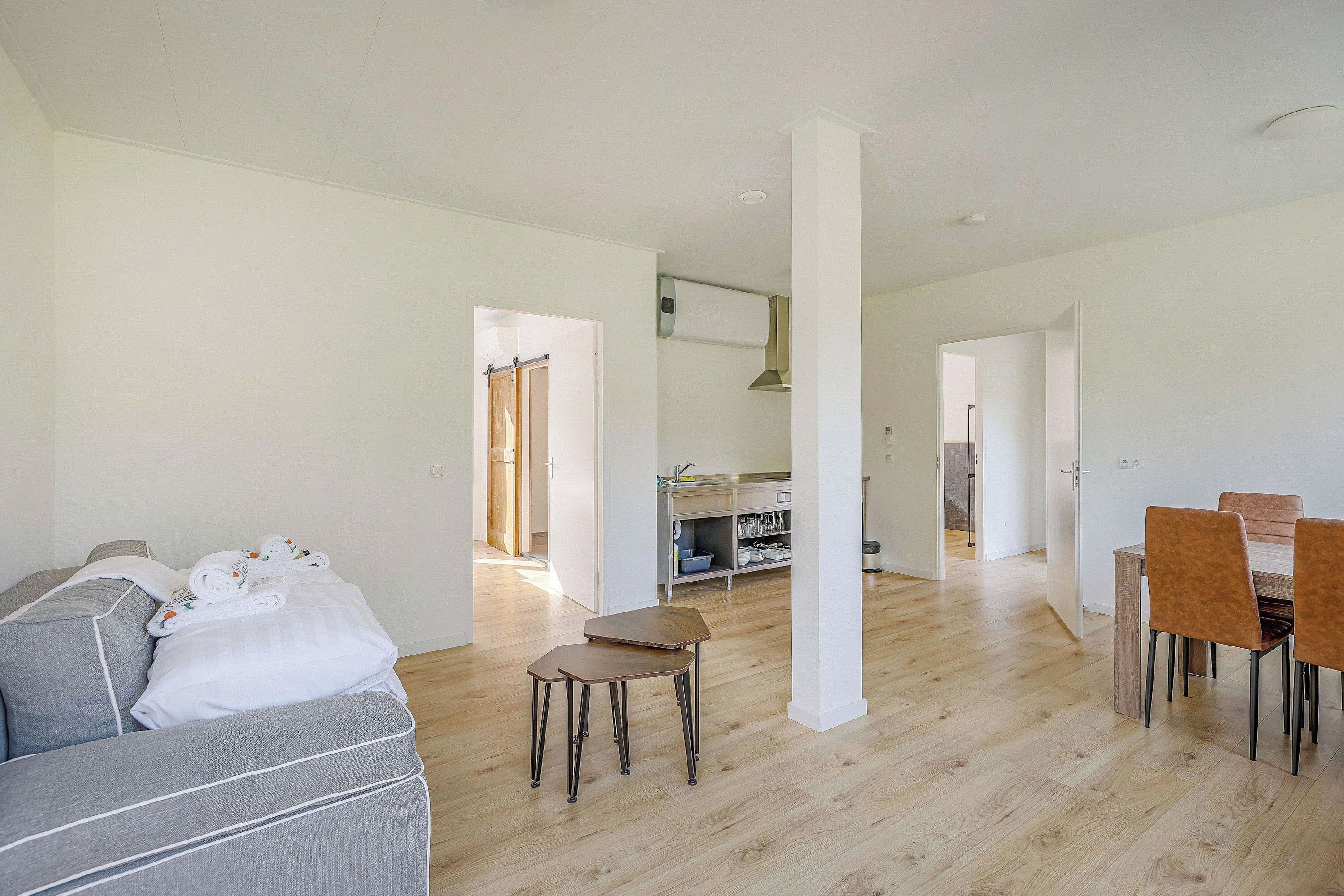 Deluxe huisje, 2 slaapkamers, terras, tuin | Woonruimte | Een 32-inch smart-tv met kabelzenders, een televisie en Netflix