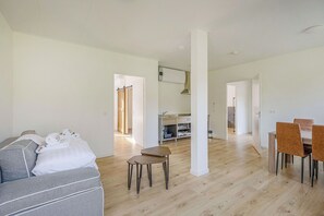 Deluxe Cabin, 2 Bedrooms, Terrace, Garden Area | Living area | 32-inch Smart TV with cable channels, TV, Netflix - Landgoed Leudal (Haelen)