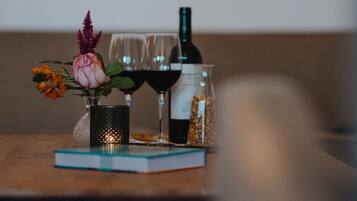 Habitación empresarial triple, varias camas, acceso para personas con movilidad reducida | Área de sala de estar | Smart TV de 32 pulgadas con canales por cable, televisión y Netflix