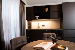 Refrigerador con freezer, horno, placa de cocina, lavavajillas