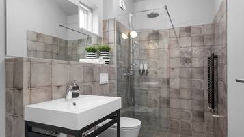 Studio | Bathroom | Shower, hair dryer, towels, soap