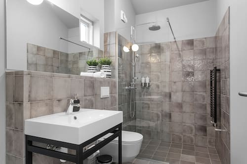 Monolocale | Bagno | Doccia, asciugacapelli, asciugamani, sapone