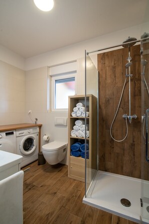 Badekar, hårføner, håndklær og såpe