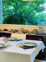 Colazione a buffet, servita tutte le mattine (10 EUR a persona) 