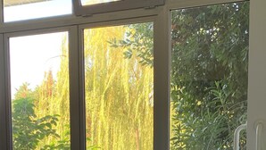 A hot tub with a view of trees through a window. - B&B Beauty House (Cesena)