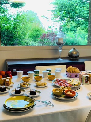 Petit déjeuner buffet (10 EUR par personne)
