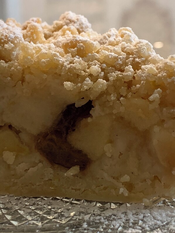 A close-up of a dessert with a crumbly topping. - B&B Beauty House (Cesena)
