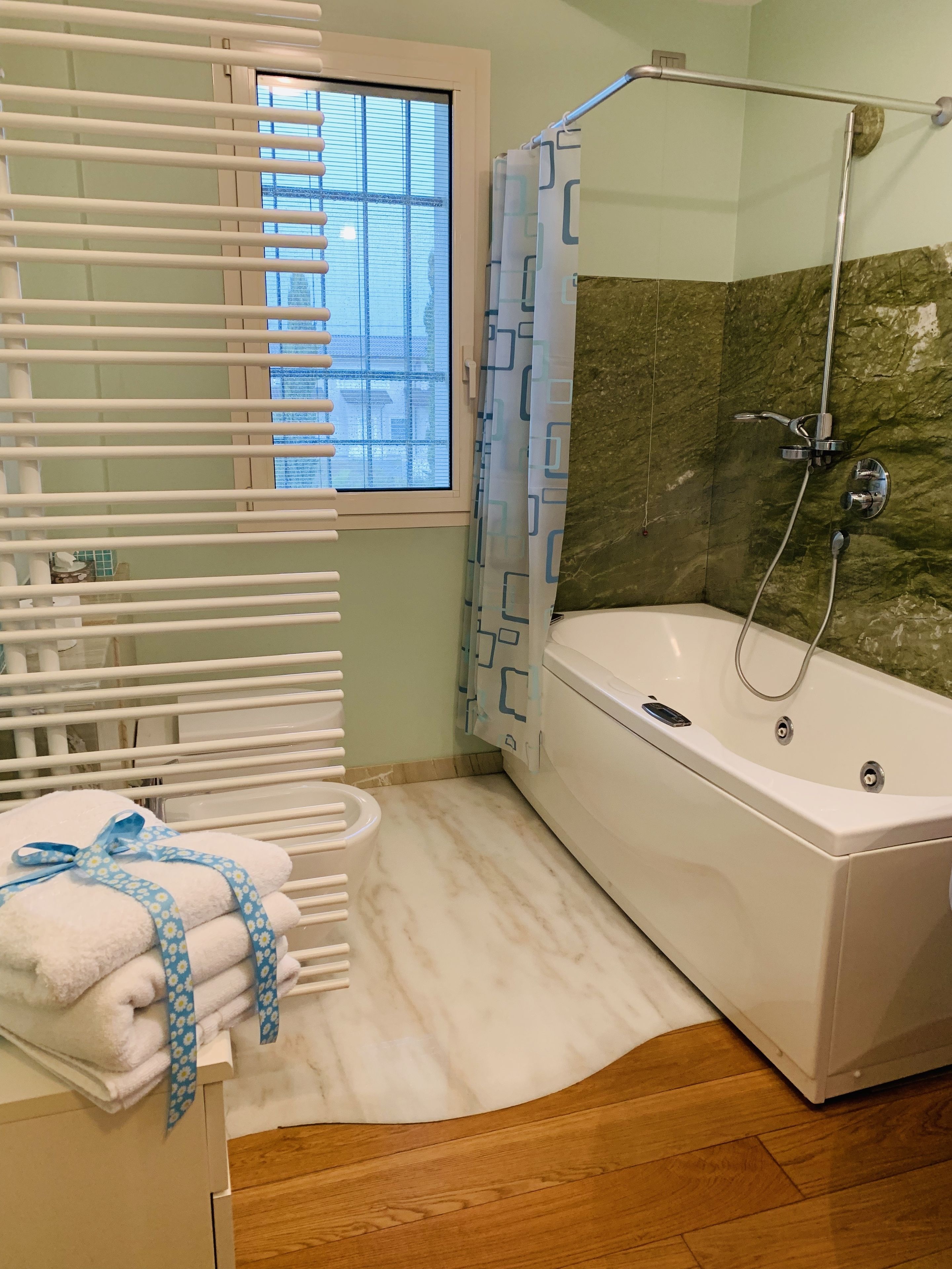 Camera Superior, 1 letto king | Bagno | Set di cortesia gratuito, asciugacapelli, bidet, asciugamani