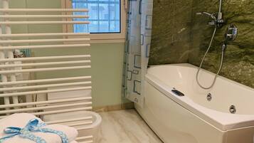 Superior-Zimmer, 1 King-Bett | Badezimmer | Kostenlose Toilettenartikel, Haartrockner, Bidet, Handtücher