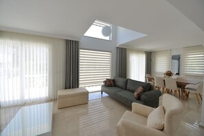 Télévision, baby-foot, table de tennis de table