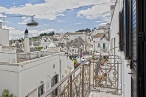 Vista de un pueblo con edificios blancos y una calle.