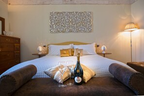 Junior Suite | Free WiFi, bed sheets - Perlage Suite Luxury B&B (Alberobello)