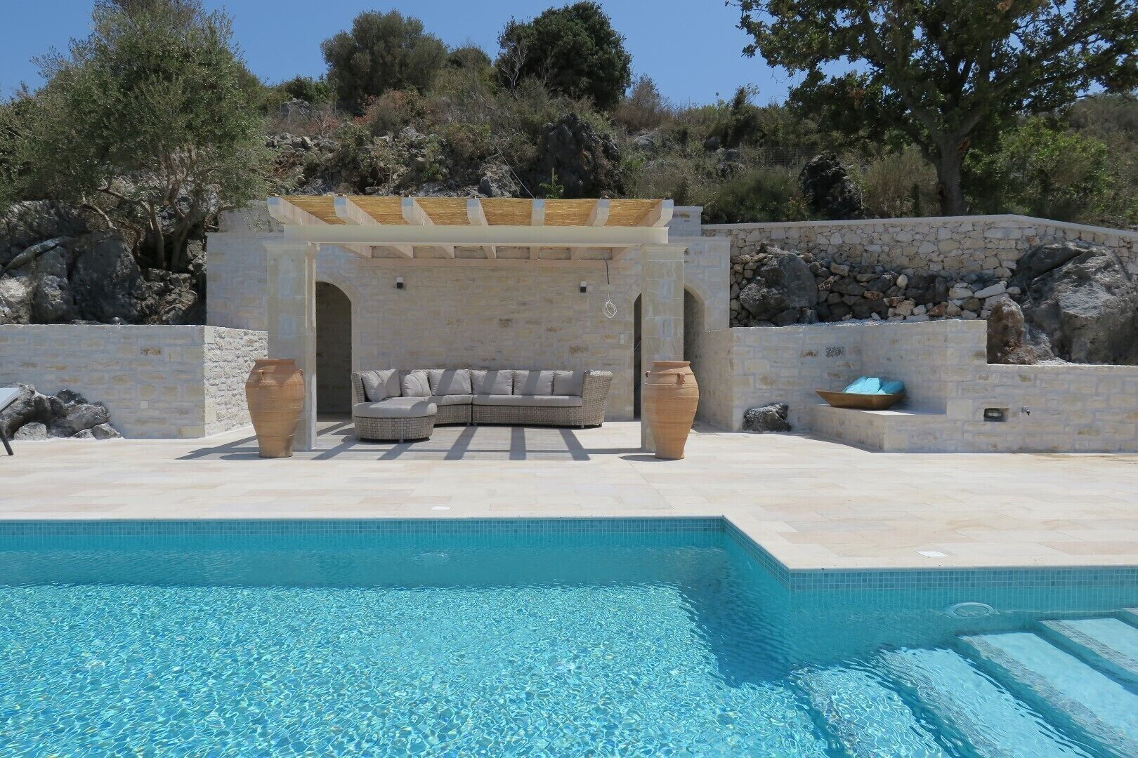 حمّام سباحة خارجي، حمّام سباحة مُدفَّأ