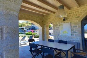 Outdoor dining - Pool-Villa Mila, heated pool, spacious Villa on 13. 000 sqm plot (Rethymnon)