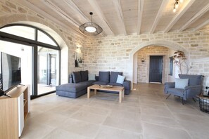 TV, fireplace, DVD player, books - Pool-Villa Mila, heated pool, spacious Villa on 13. 000 sqm plot (Rethymnon)