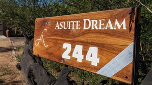 Une enseigne en bois portant l’inscription « Asuite Dream 244 ».