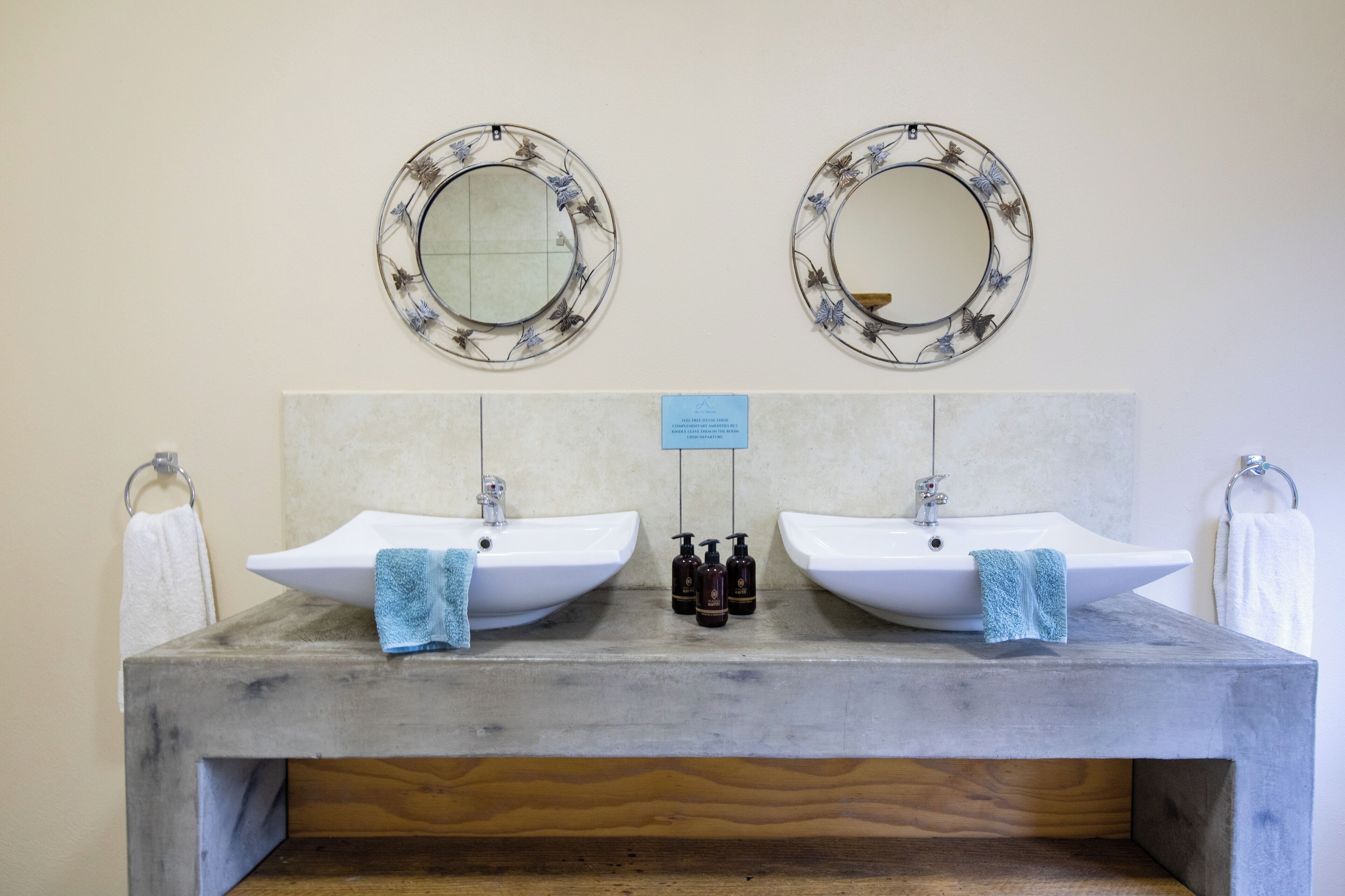 Luxury Rooms (4) | Baño | Artículos de higiene personal gratuitos y toallas