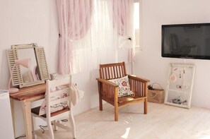 Family Quadruple Room, Balcony | Minibar, desk, blackout drapes, rollaway beds - Minami Kaze Homestay (Magong)