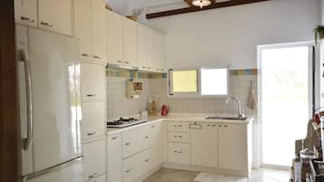 Refrigerador con freezer, microondas, horno, placa de cocina