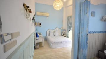 Elite tweepersoonskamer, balkon | Badkamer | Pantoffels, handdoeken, zeep, shampoo