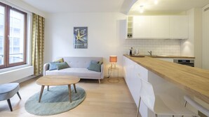 Un apartamento moderno con cocina, comedor y sala de estar.