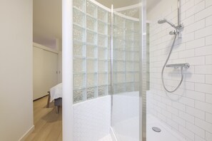 Bathroom shower - Chez Jean (Brussels)