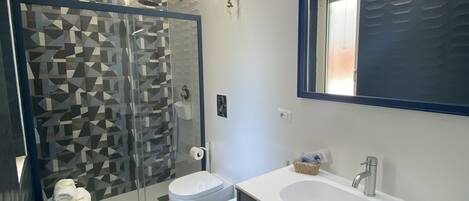 Double Room | Bathroom | Shower, free toiletries, hair dryer, bidet